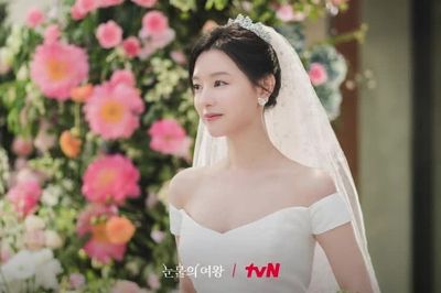 Kim Ji-won - shows boobs
