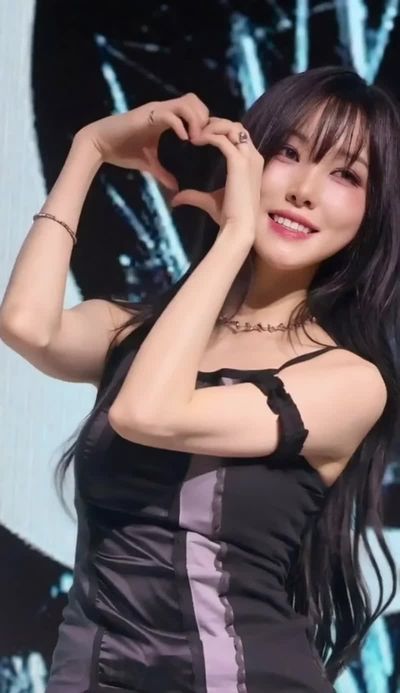Yuju - shows tits
