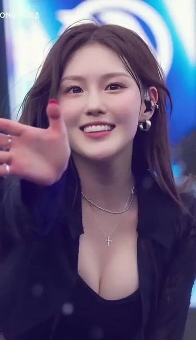 Chaehyun - shows tits