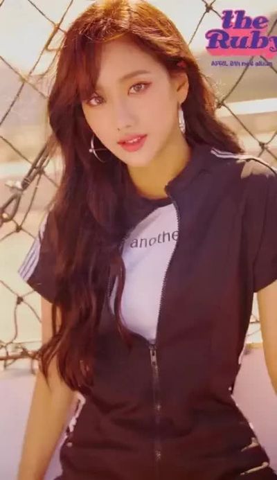 Lee Naeun - shows tits