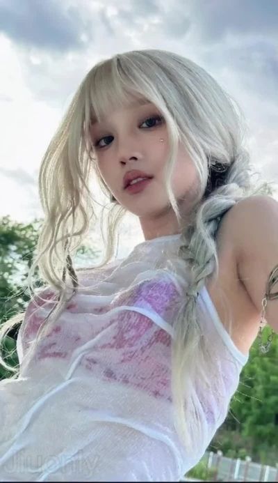 Yuqi - shows tits
