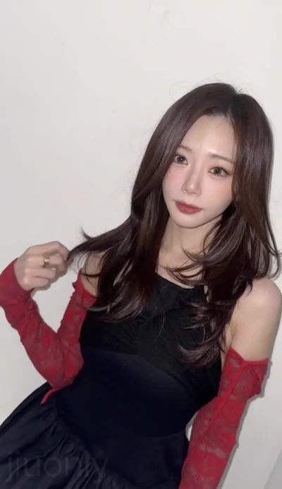 JiU - shows tits