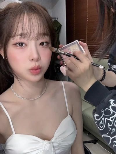 Chuu - shows tits