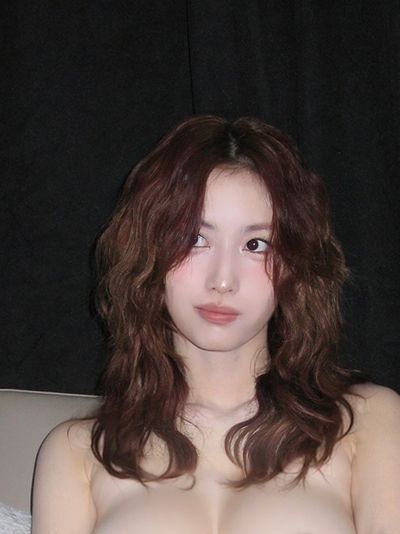 Momo - shows tits