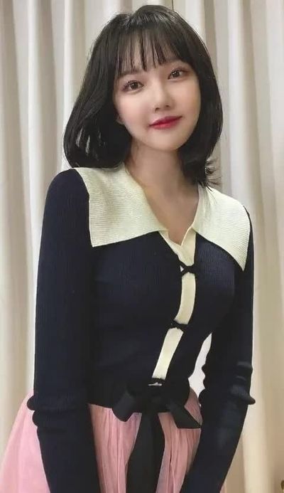 Yerin - shows tits