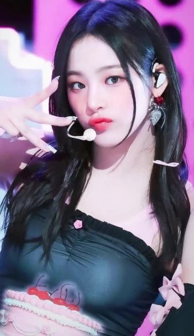 Minji - shows tits