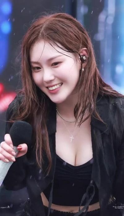Chaehyun - shows boobs