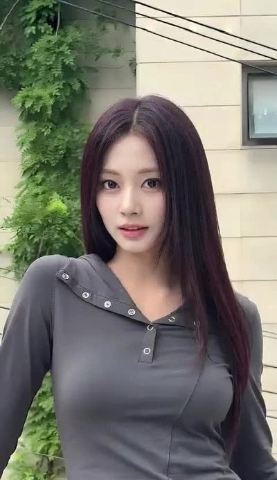 Tzuyu - shows tits