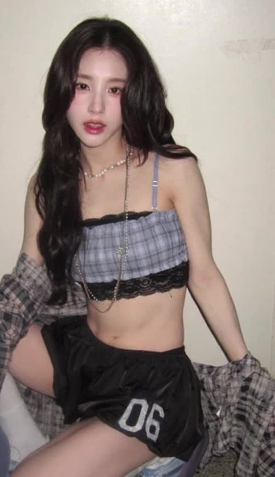 Heejin - shows tits