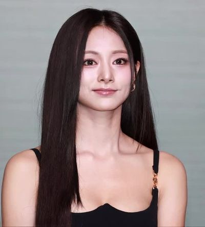 Tzuyu - shows tits