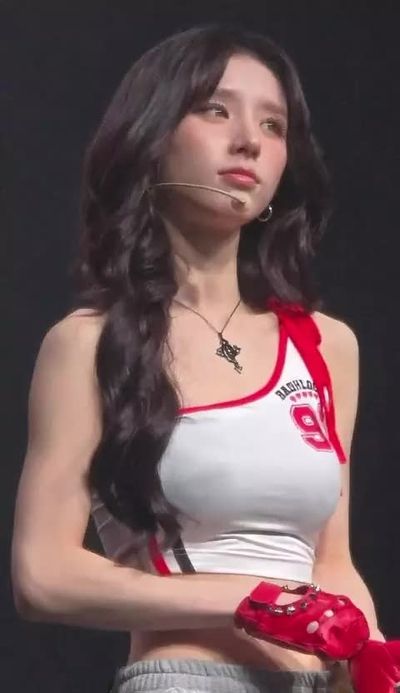 Heejin - shows boobs