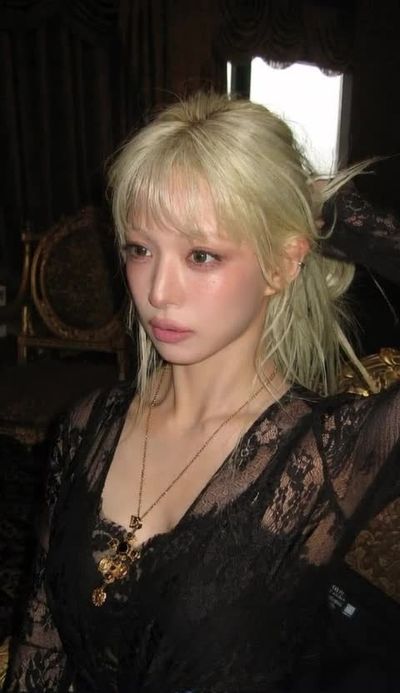 Chaeyoung - shows tits