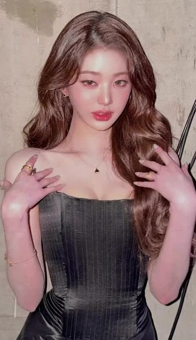 Wonyoung - shows tits