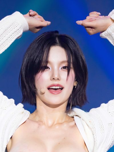 Yeji - shows tits