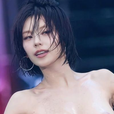 Yeji - shows tits