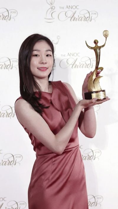 Kim Yuna - shows pussy