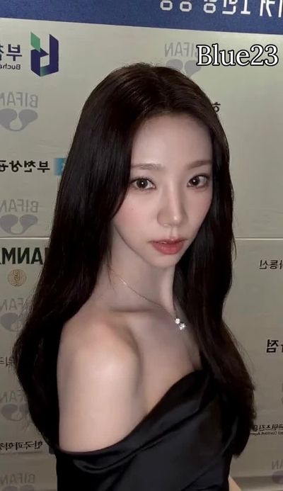 Yeoreum - shows tits