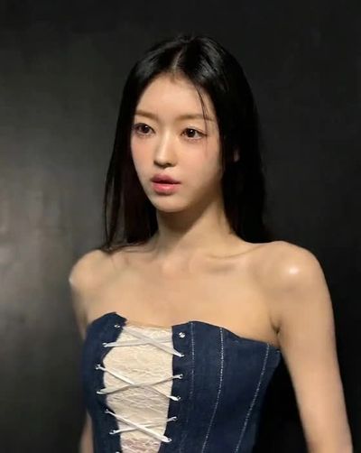 YooA - shows tits