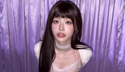 Chuu - shows tits