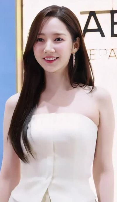 Park Min Young - shows tits
