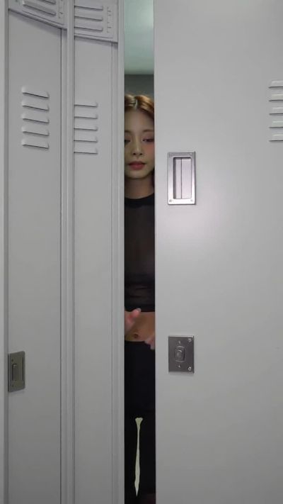 Tzuyu - shows tits