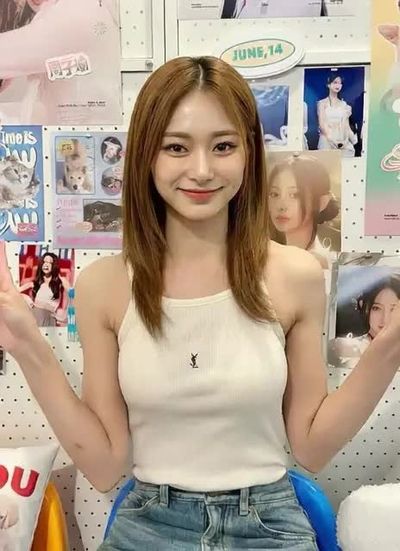 Tzuyu - shows tits