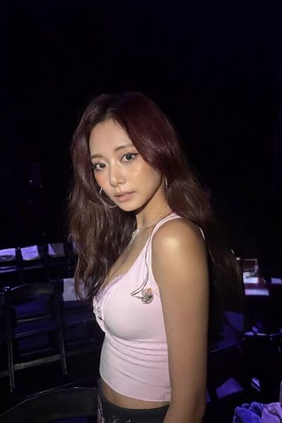 Tzuyu - shows tits