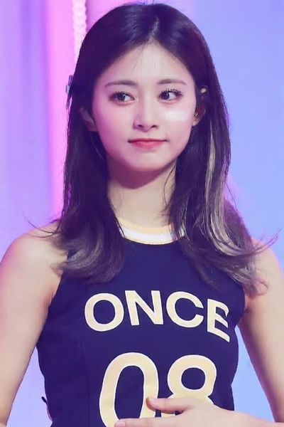Tzuyu - shows tits
