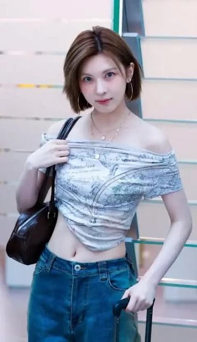 Bae - shows tits