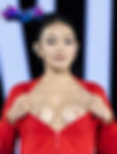 Minnie - shows tits