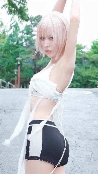 Wendy - shows tits
