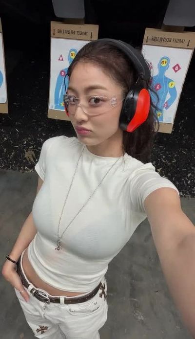 Jihyo - shows boobs