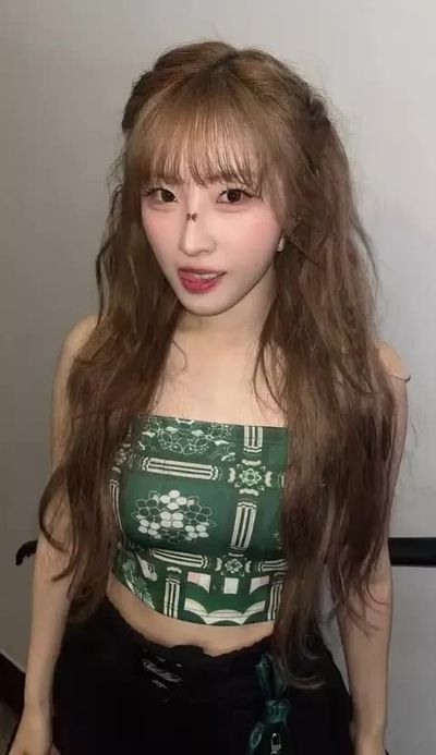 Haseul - shows tits