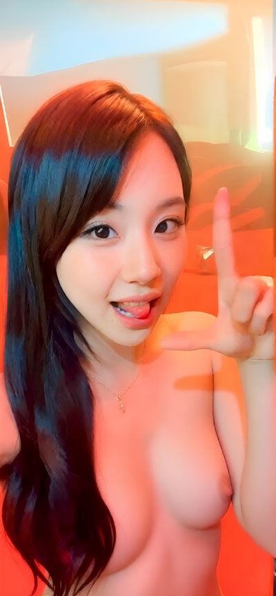 Chaeyoung - shows tits
