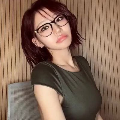 Julie - shows tits