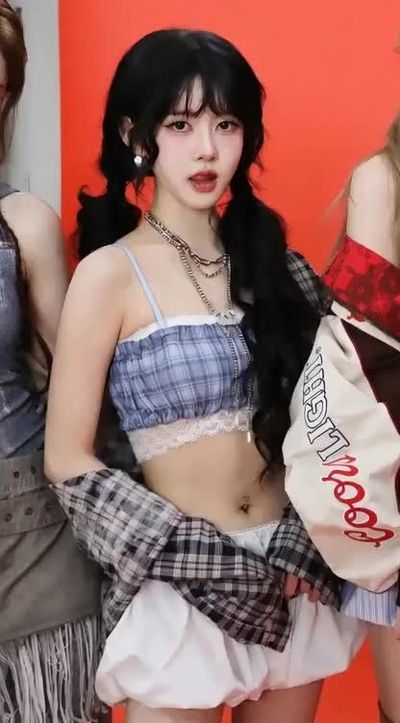 Sieun - shows tits