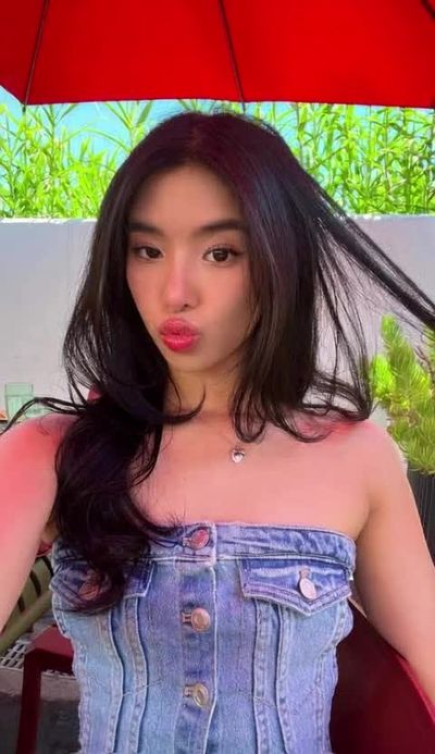 Sophia - shows tits