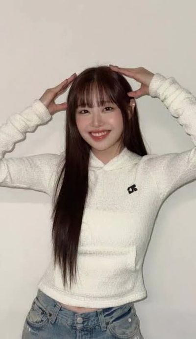 Chuu - shows tits