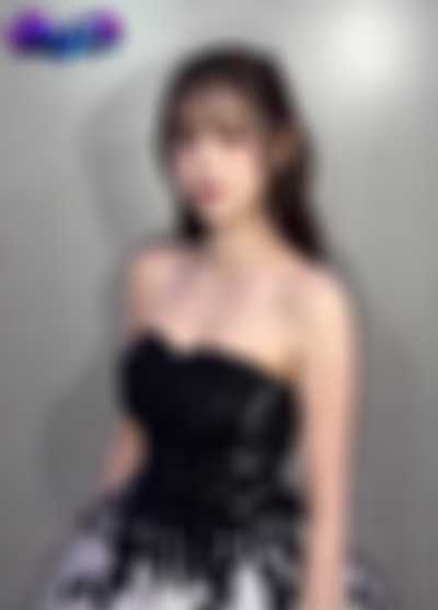 Chuu - shows tits
