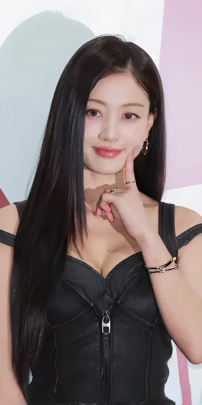 Jihyo - shows tits