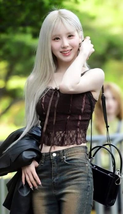Heejin - shows tits