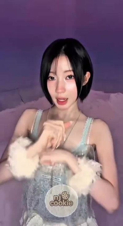 Asa - shows tits