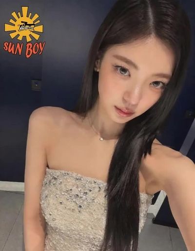 Lia - shows tits