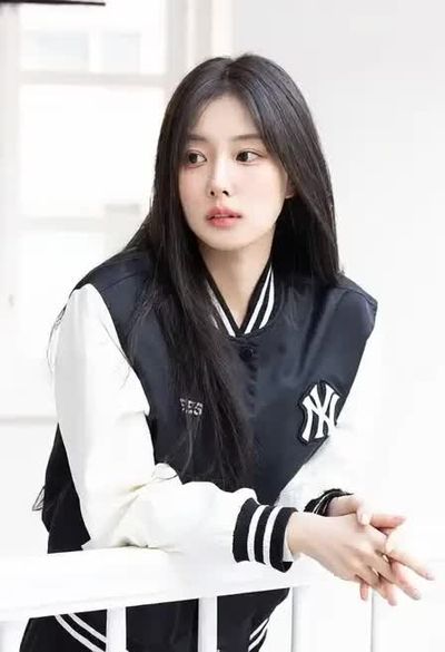 Hyewon - shows tits