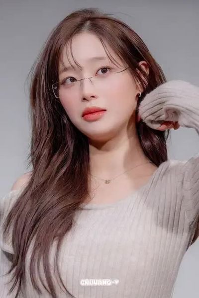 Chuu - shows boobs