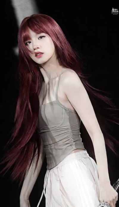 Yuqi - shows tits