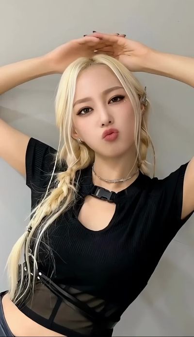 Yeeun - shows tits
