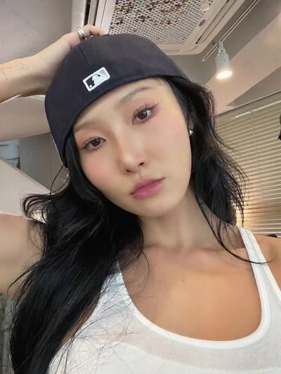 Hwasa - cum on face
