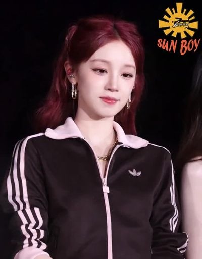 Yuqi - shows tits