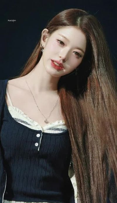Wonyoung - shows tits